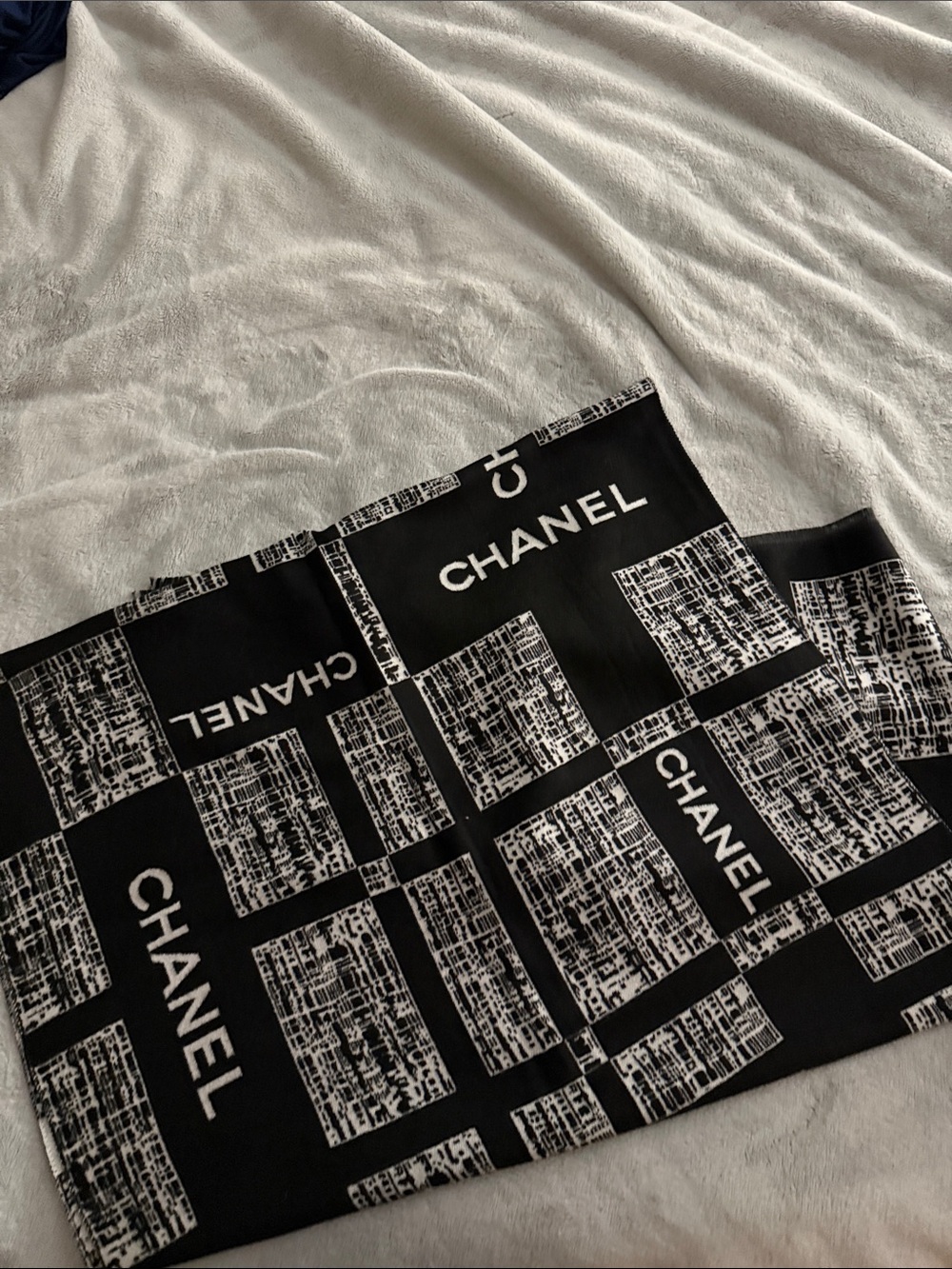 CHANEL GWP Black and White Graphic Logo Scarf - Picture 3 of 3